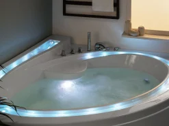 Whirlpool Badewanne Weis Eckmodell Mit Led 165 X 148 Cm Pelican